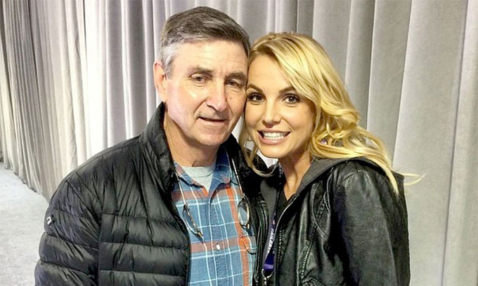 Ông Jamie Spears (trái) giữa quyền giám hộ con gái Britney Spears từ năm 2008. Ảnh: Instagram.