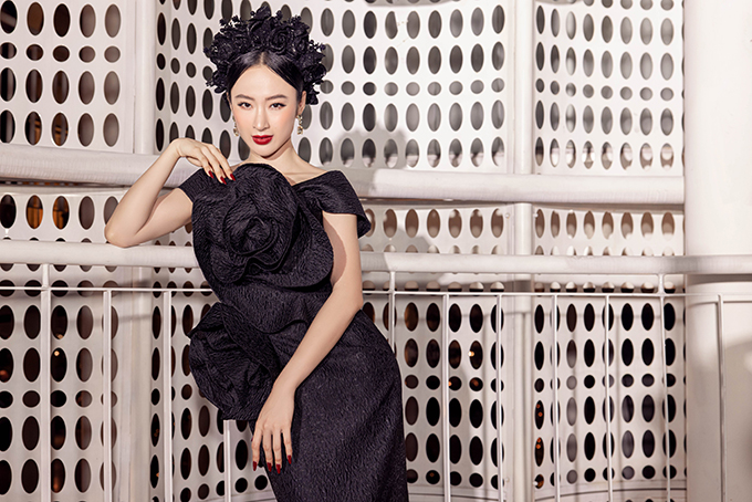 Sau một thời gian dài gần như vắng bóng trong mọi hoạt động của showbiz và làng thời trang Việt, Angela Phương Trinh bất ngờ tái xuất khi góp mặt tại show diễn giới thiệu thương hiệu SIX DO của nhà thiết kế Đỗ Mạnh Cường.