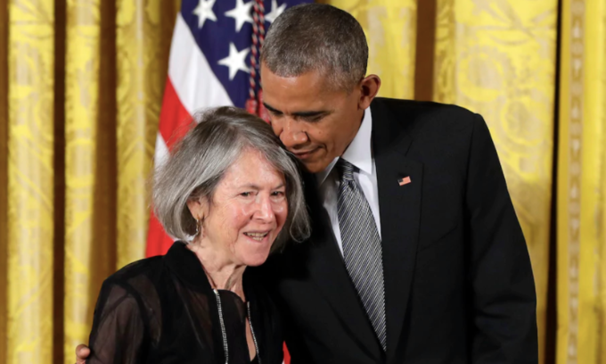Louise Glück gặp Brack Obama tại Nhà Trắng năm 2015. Ảnh: AP>