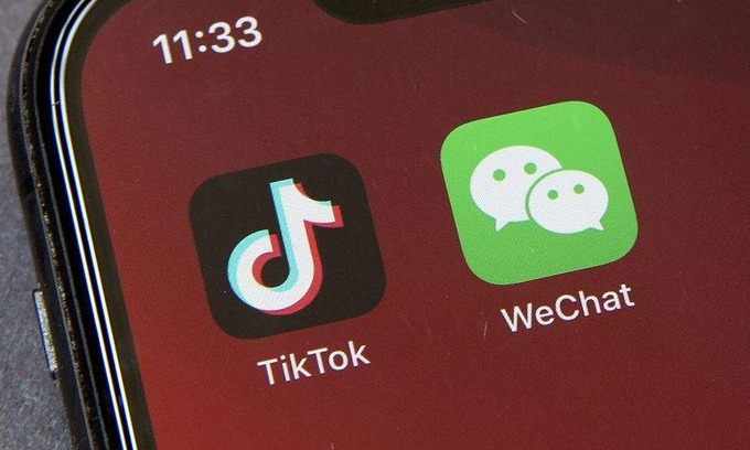 Ứng dụng TikTok và WeChat trên một điện thoại trưng bày ở Bắc Kinh hồi tháng 8. Ảnh: Reuters.