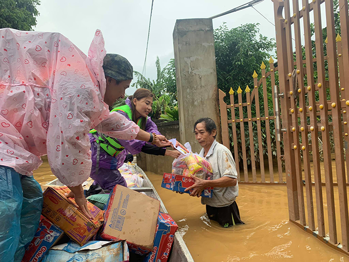 Vợ chồng Thúy Diễm - Lương Thế Thành đi cứu trợ bà con vùng lũ ở Quảng Trị.