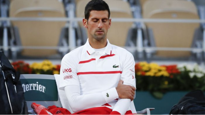 Djokovic tỏ ra không khỏe trong set đầu. Ảnh: AP.
