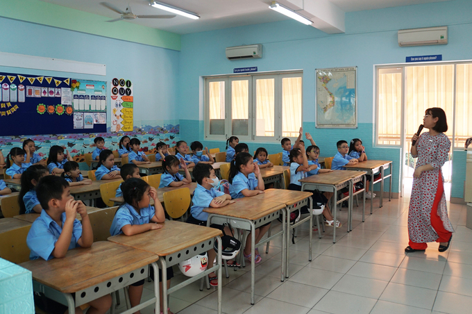 Học sinh lớp 1 trường Tiểu học Đinh Tiên Hoàng trong một buổi học hồi đầu tháng 9. Ảnh: Mạnh Tùng.