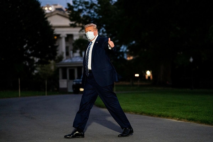 Tổng thống Donald Trump trở lại Nhà Trắng hôm 5/10. Ảnh: NY Times