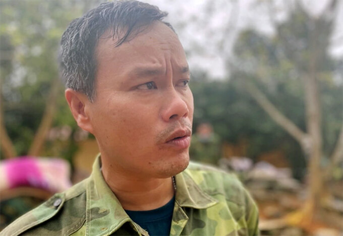 Anh Phạm Tấn An, nhân viên thông tin Đoàn kinh tế quốc phòng 337 kể lại vụ lở núi. Ảnh: Hùng Tiến