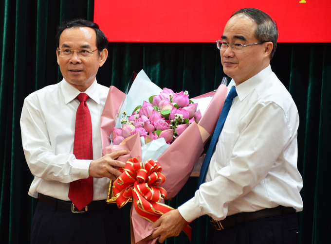Bí thư Thành ủy Nguyễn Thiện Nhân tặng hoa cho ông Nguyễn Văn Nên tại lễ công bố. Ảnh: Hữu Công.