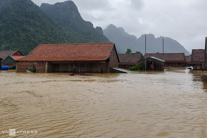 Hàng trăm ngôi nhà ở huyện Minh Hóa, tỉnh Quảng Bình chìm trong nước lũ ngày 9/10. Ảnh: Đức Hùng.