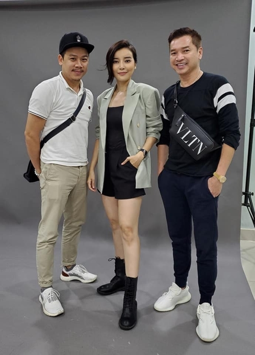 Nghệ sĩ Quang Minh, diễn viên Cao Thái Hà và đạo diễn Trần Bửu Lộc (bìa trái) tại buổi chụp tạo hình nhân vật.
