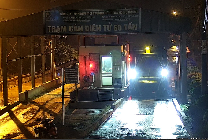 Xe chở rác đi vào bãi Nam Sơn lúc 20h ngày 26/10. Ảnh: Nguyễn Bình.