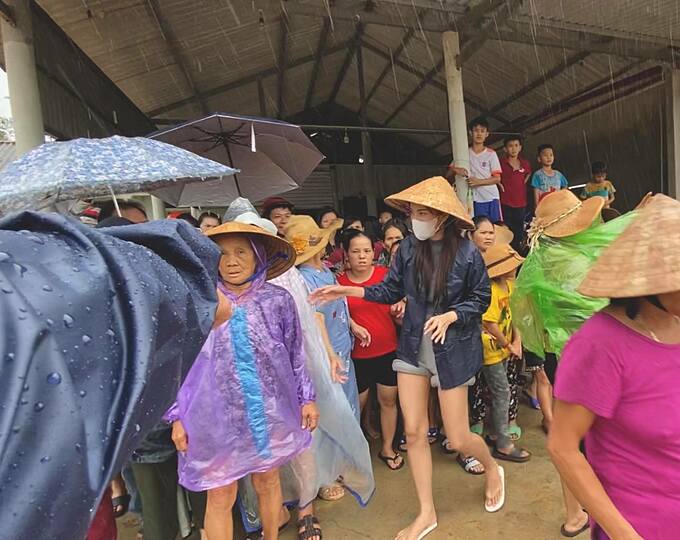 Thủy Tiên vào Huế từ 13/10 và tiếp tục di chuyển đến các tỉnh Quảng Bình, Quảng Trị để ủng hộ đồng bào bị ảnh hưởng vì bão lũ.