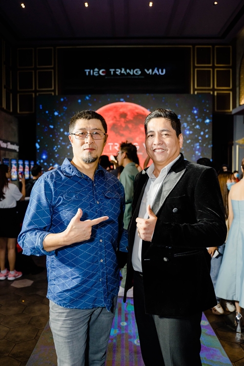 Đạo diễn - nhà sản xuất Charlie Nguyễn đến chúc mừng Đức Thịnh và đoàn phim Tiệc trăng máu.