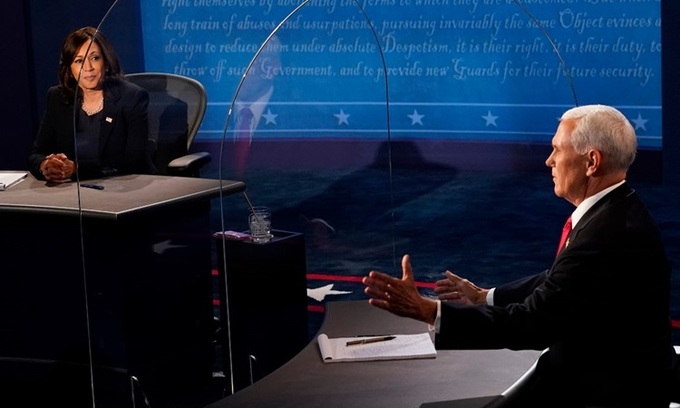 Phó tổng thống Mike Pence (phải) và ứng viên phó tổng thống đảng Dân chủ Kalama Harris tại buổi tranh luận tối 7/10. Ảnh: AFP.