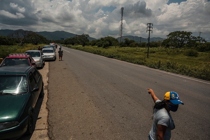Người dân Venezuela xếp hàng chờ mua xăng. Ảnh: NYT