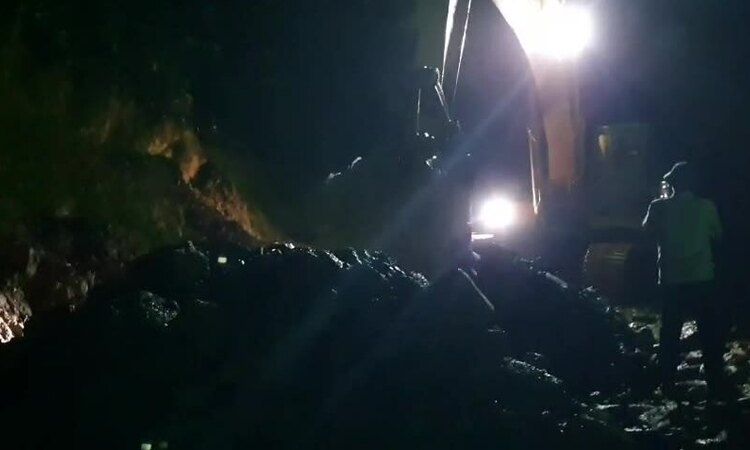 Video xuyên đêm chở đá mở đường vào hiện trường