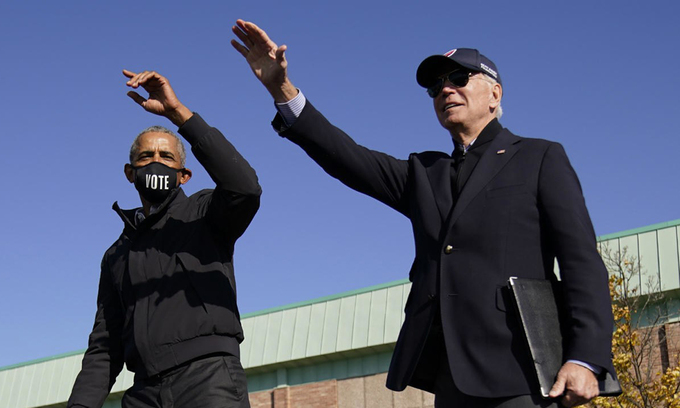 Ứng viên Joe Biden (phải) và cựu tổng thống Barack Obama tại sự kiện tranh cử Flint, bang Michigan hôm 31/10. Ảnh: AP.
