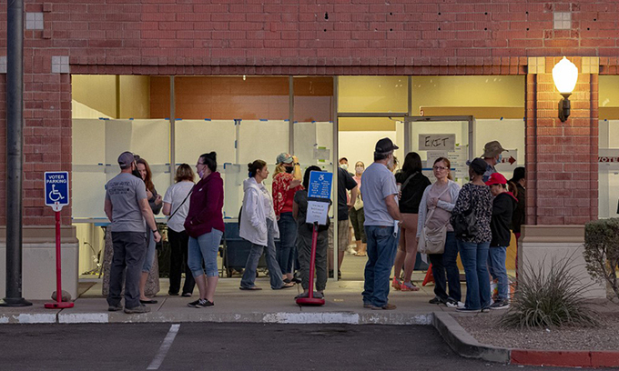 Cử tri Mỹ xếp hàng chờ bỏ phiếu tại Phoenix, Arizona, ngày 3/11. Ảnh: AFP.