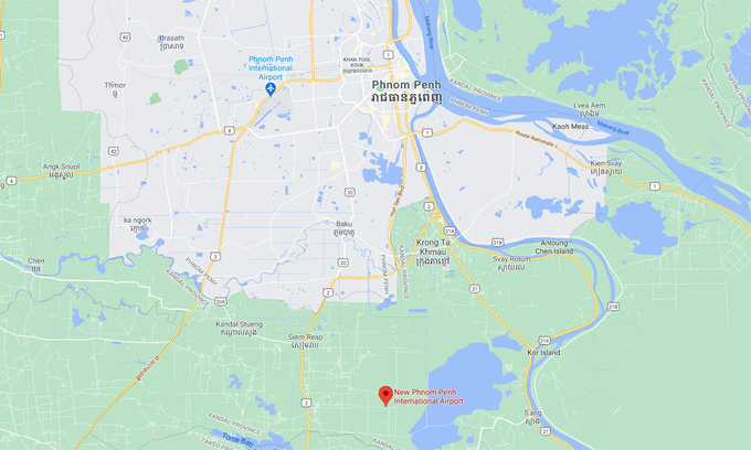 Vị trí sân bay quốc tế mới gần Phnom Penh (đánh dấu đỏ) và sân bay đang vận hành (đánh dấu xanh) ở cửa ngõ thủ đô Campuchia. Đồ họa: Google.