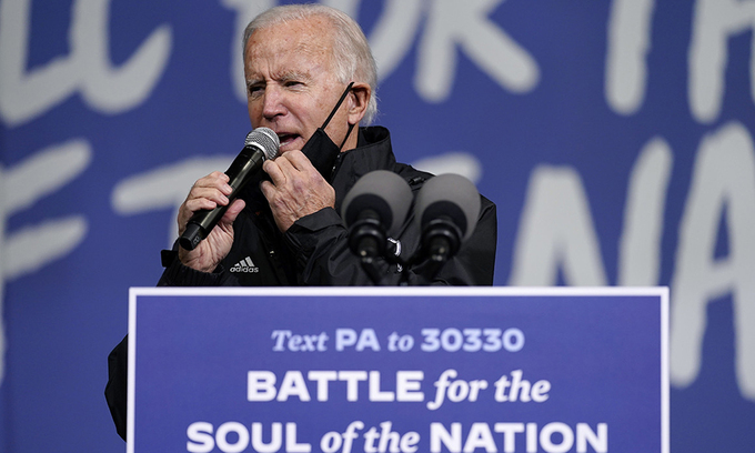 Ứng viên Joe Biden tại sự kiện tranh cử ở thành phố Philadelphia, bang Pennsylvania hôm 1/11. Ảnh: AP.