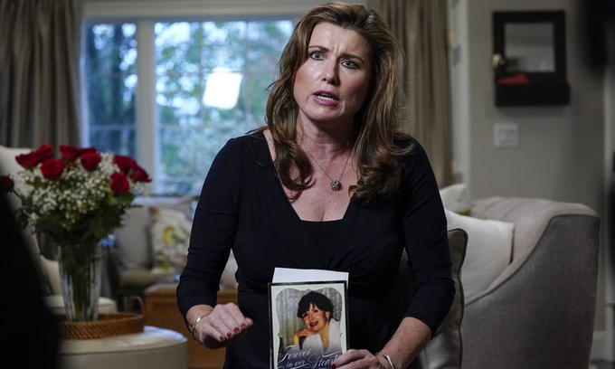 Dawn Best cầm bức ảnh của mẹ khi trả lời phỏng vấn tại nhà riêng ở Wantaugh, New York hôm 12/11. Ảnh: AP.