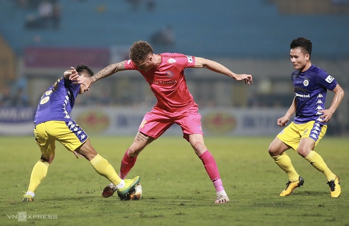 Geovane (giữa) tranh chấp với một cầu thủ Hà Nội, trong trận đấu ở vòng áp chót giai đoạn II V-League 2020. Ảnh: Lâm Thoả.