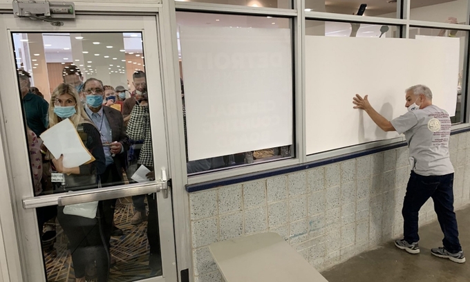 Nhân viên dựng tấm che bên ngoài phòng kiểm phiếu ở thành phố Detroit, bang Michigan, hôm 4/11. Ảnh: Detroit Free Press.