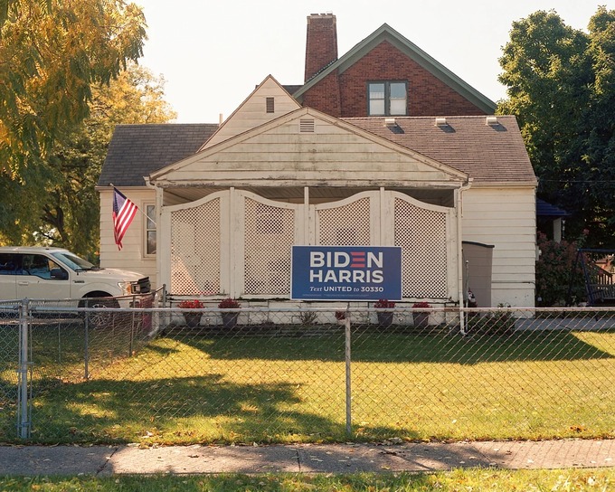 Một gia đình ửng hộ Joe Biden trang trí khẩu hiệu trước nhà tại Wyandotte, Michigan. Ảnh: The New Yoker.