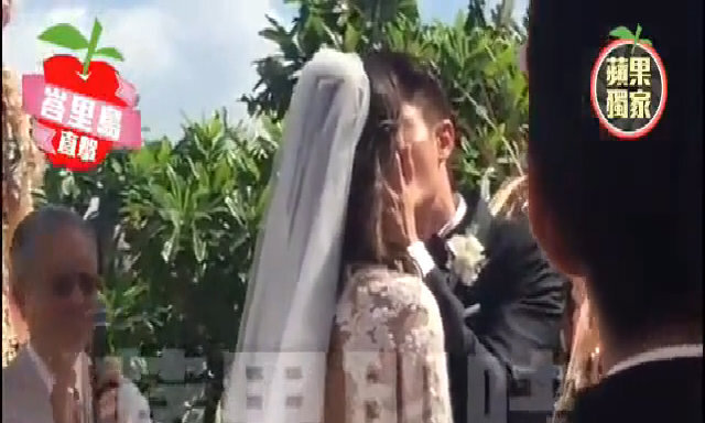 Lâm Tâm Như - Hoắc Kiến Hoa hôn nhau trong đám cưới