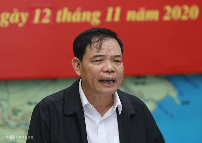 Bộ trưởng Nguyễn Xuân Cường tại cuộc họp ứng phó bão sáng 12/11. Ảnh: Tất Định.