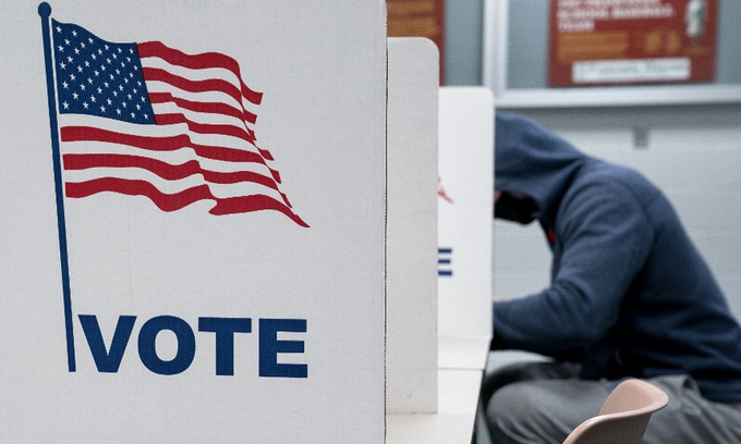 Người dân Mỹ bỏ phiếu sớm tại bang Virginia hôm 31/10. Ảnh: AFP.
