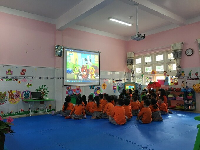 Học sinh trường mầm non 10, thành phố Đà Lạt theo dõi phim hoạt hình Vui giao thông. Ảnh: Honda Việt Nam.