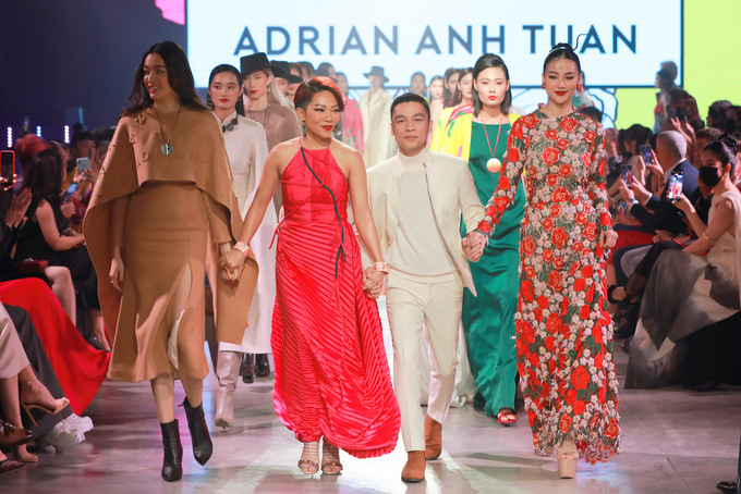 Đây là lần thứ ba Adrian Anh Tuấn (thứ hai từ phải qua) giới thiệu bộ sưu tập Thu Đông 2020 trong vòng một tháng qua. Trước đó, anh diễn bế mạc Tuần thời trang Quốc tế Việt Nam và show cá nhân tại Yên Tử.