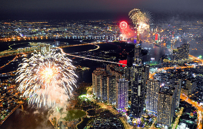 Pháo hoa được bắn ở toà nhà Landmark 81 mừng thống nhất đất nước 30/4/2019. Ảnh: Quỳnh Trần.