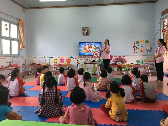 Học sinh trường Mầm non Hoa Hồng, thành phố Bảo Lộc, Lâm Đồng thực hành đọc biển báo giao thông. Ảnh: Honda Việt Nam.