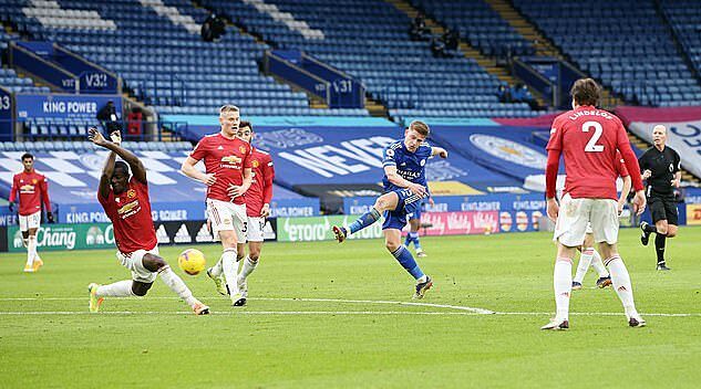 McTominay (số 3) thiếu quyết liệt, để Barnes có thời cơ dứt điểm từ ngoài cấm địa gỡ hoà cho Leicester. Ảnh: Leicester FC.