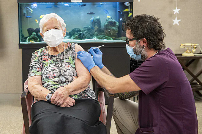 Người đầu tiên được tiêm vaccine Covid-19 ở Thụy Sĩ. Ảnh: AFP.