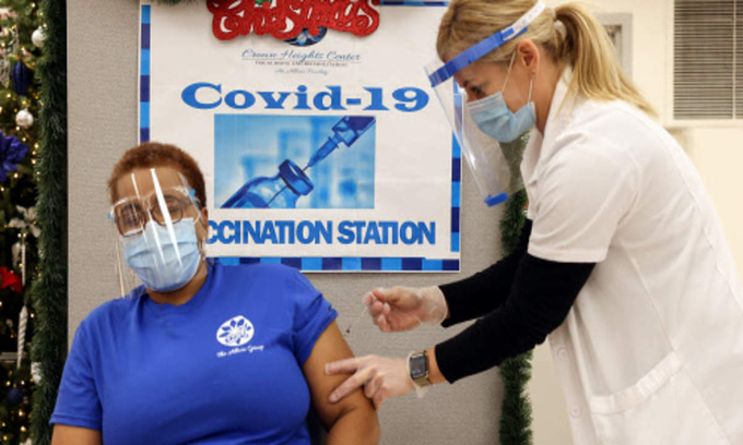 Một nhân viên viện dưỡng lão được tiêm vaccine Pfizer-BioNTech ở New York ngày 22/12. Ảnh: Reuters.
