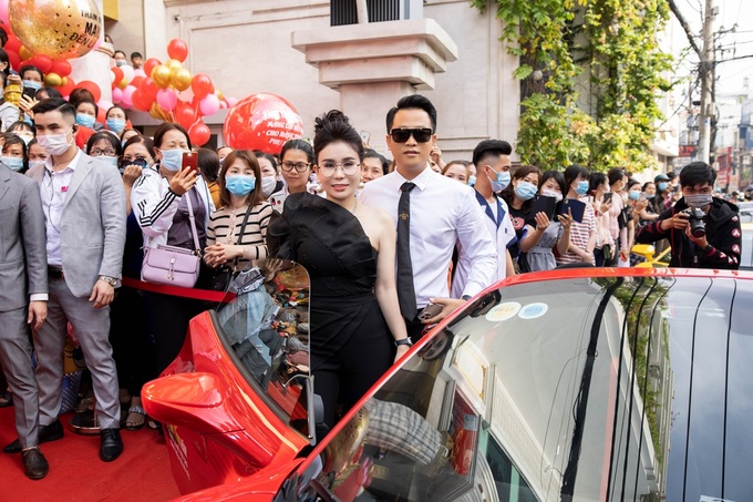 Tổng giám đốc Mailisa, doanh nhân Phan Thị Mai - xuất hiện cùng chiếc siêu xe Ferrari 488 Pista Spider. Cô cho biết chồng cô - doanh nhân Hoàng Kim Khánh - tặng siêu xe cho bà xã nhân kỷ miệm 22 thành lập Thẩm Mailisa. Chồng cô nổi tiếng với thú chơi xế sang, sở hữu loạt xe đắt đỏ.