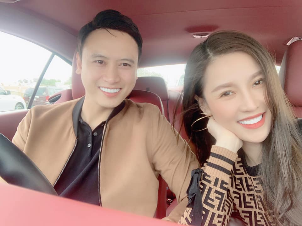 Từng xác nhận chuyện tình cảm vào tháng 3/2019, mãi đến chiều 25/12, Quế Vân mới đăng tải hình ảnh rõ mặt của bạn trai. Cô cho biết: Trước sau gì ai chả biết nên tôi ko giấu nữa đâu. Nhiều khán giả khen một nửa của Quế Vân có ngoại hình bắt mắt.