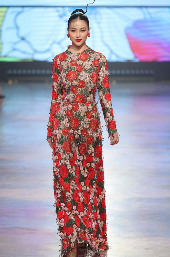 Hoa hậu Phương Khánh tái xuất với vai trò kết màn sau gần một năm rời showbiz. Cô diễn mẫu áo dài đỏ, trắng làm bằng ren, lấy cảm hứng từ hình ảnh hoa trà và hoa cúc.