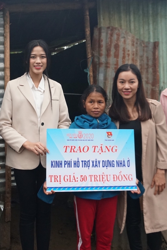 Đỗ Thị Hà (trái) và bà Phạm Kim Dung trao quà cho người dân xã Trà Don. Ảnh: Sen Vàng.
