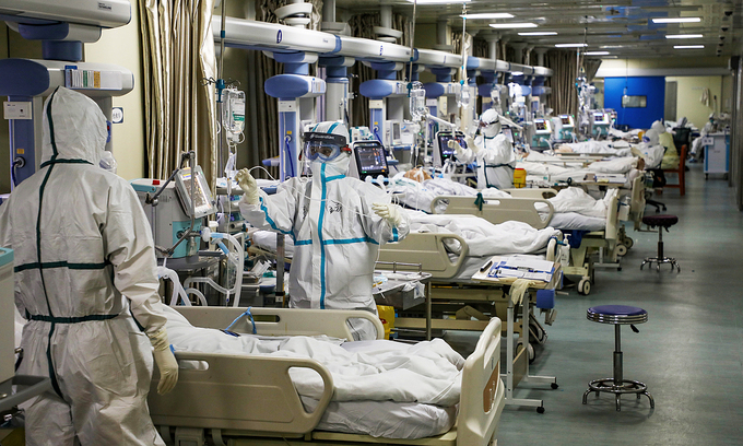 Nhân viên y tế ở khu chăm sóc tích cực tại Vũ Hán hồi tháng hai. Ảnh: Reuters.