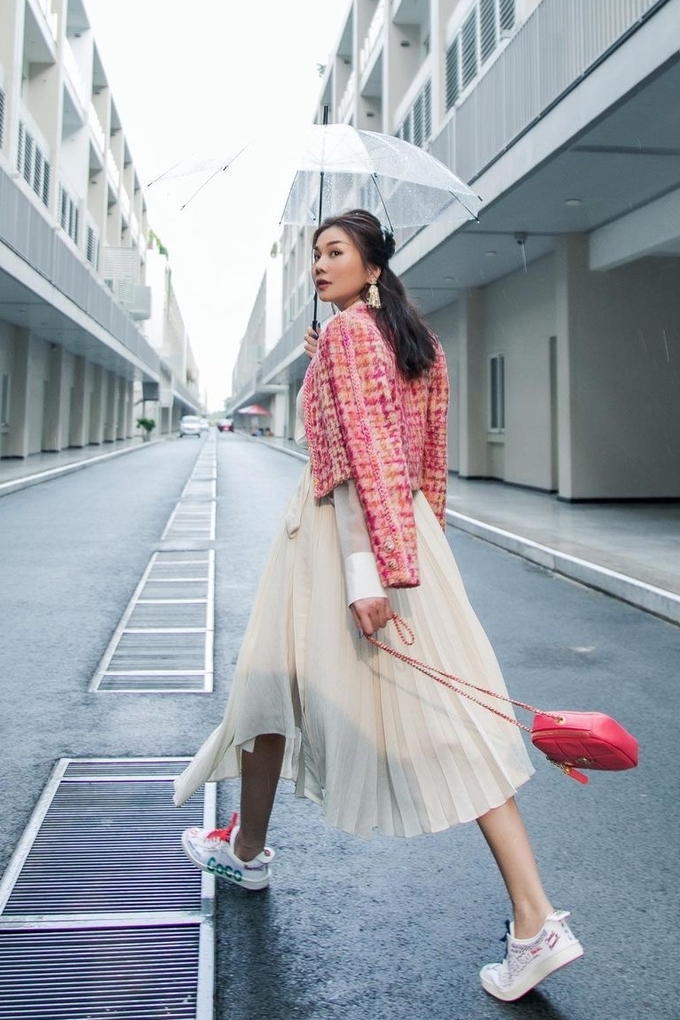 Thanh Hằng diện mẫu áo khoác tông hồng ngọt ngào của Chanel.