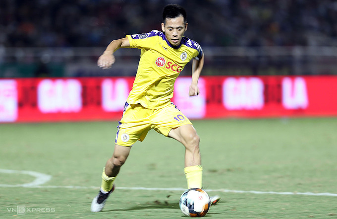 Sau giải thưởng hay nhất V-League 2020, Văn Quyết đứng trước cơ hội lớn giành Quả bóng Vàng Việt Nam 2020. Ảnh: Đức Đồng.