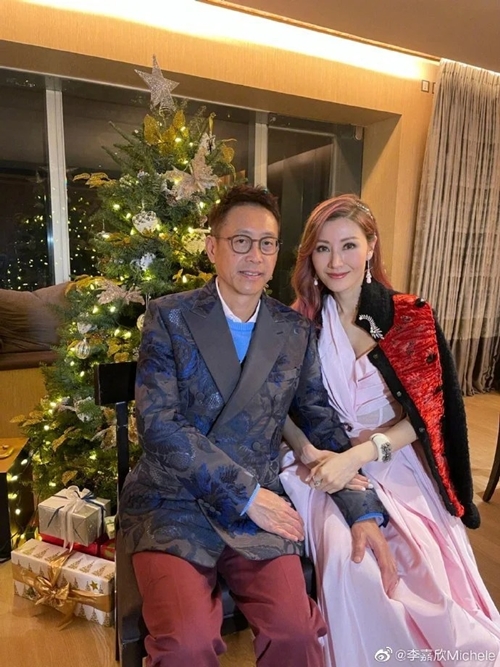 Hoa hậu Hong Kong Lý Gia Hân đón Noel bên ông xã trong biệt thự sang trọng.