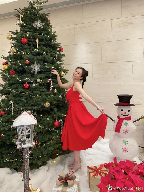 Hot girl Thẩm Nguyệt - con gái lớn của diễn viên Khưu Thục Trinh khoe dáng bên cây thông Noel.