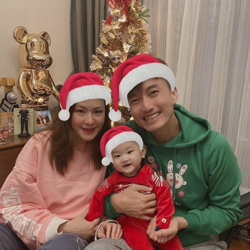 Diễn viên TVB Trần Sơn Thông tận hưởng ngày Giáng sinh bên bà xã và con trai gần sáu tháng tuổi.