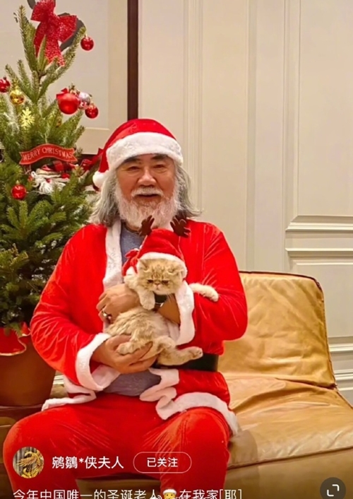 Đạo diễn - nhà sản xuất Trương Kỷ Trung hóa trang thành ông già Noel trong đêm Giáng sinh tại nhà riêng.