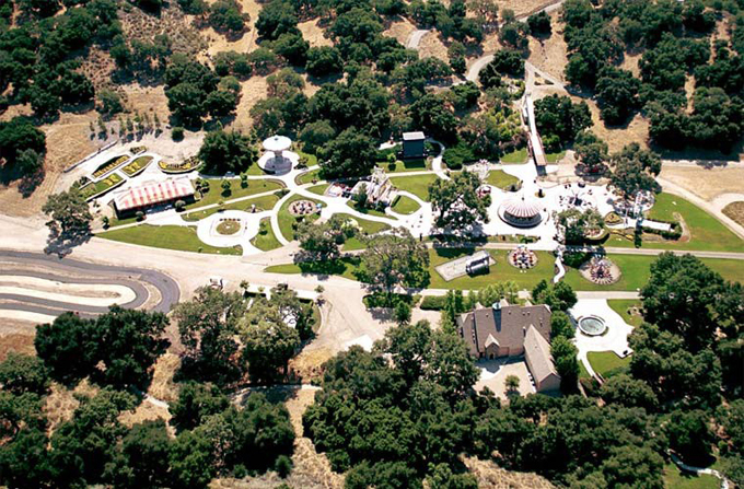 Neverland rộng hơn 11 km2, gồm nhiều công trình gắn với một thời hoàng kim của Michael Jackson.