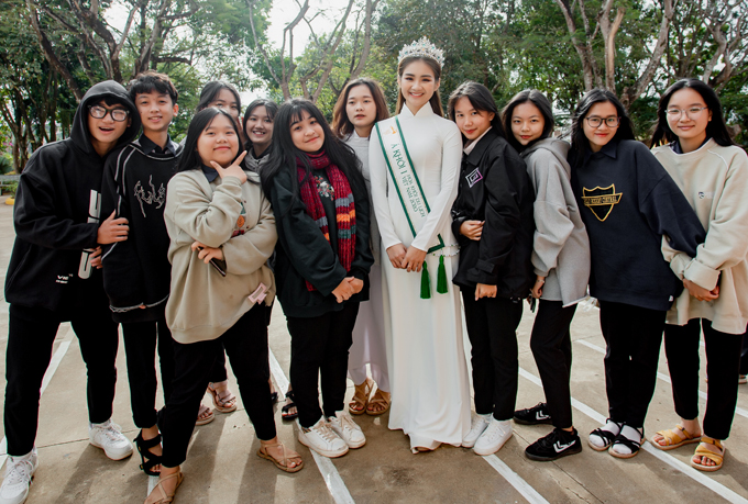 Ngày về trường, Bùi Minh Anh trao 10 suất học bổng cho các em đạt thành tích học tập xuất sắc và 10 suất cho các học sinh có hoàn cảnh khó khăn. Chị chúc các em luôn cố gắng vươn lên, trở thành con ngoan, trò giỏi, công dân có ích cho xã hội, Bùi Minh Anh nói.