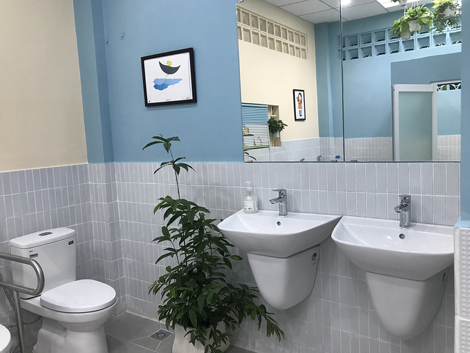 Nhà vệ sinh mới của trường Hoàng Mai có ánh sáng chan hòa, nhiều chi tiết trang trí. Ảnh: Hoàng Anh